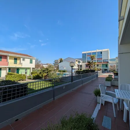 Charming Two-level With Pool וילה קאורלה