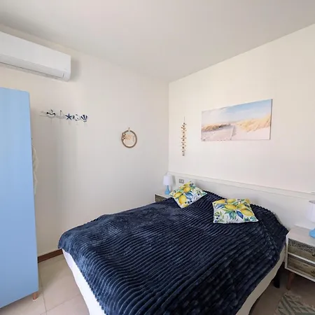Charming Two-level With Pool קאורלה